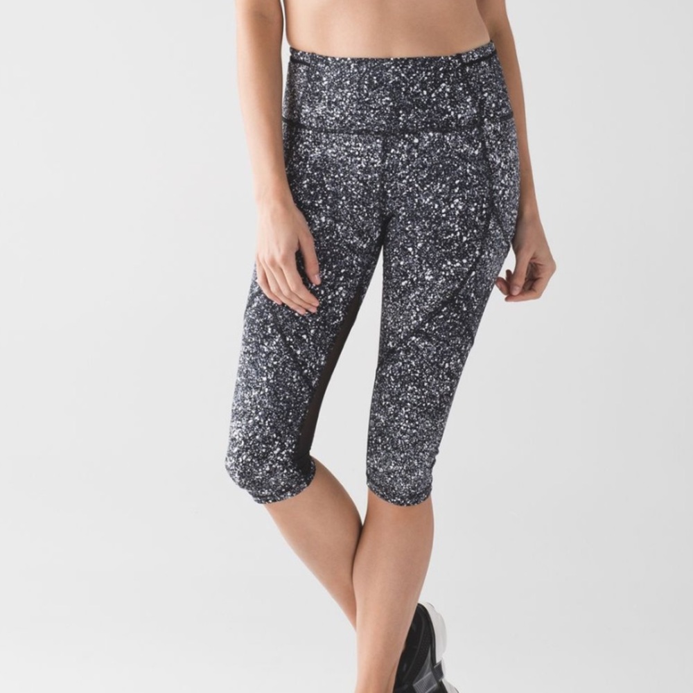 Lululemon 17" Crop Black and white - size 6 but fits 4